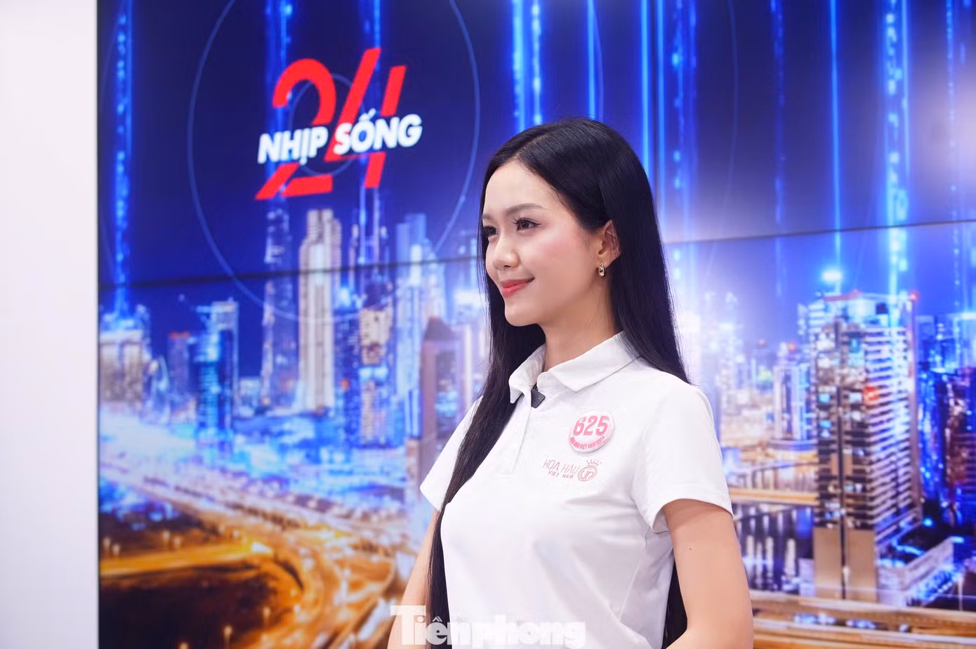 Thí sinh Hoa hậu Việt Nam 2024 trổ tài làm MC/BTV cho bản tin Nhịp sống 24 trên báo Tiền Phong. Nguyễn Hoàng Mỹ Vân (SBD: 625) - MC song ngữ tự do - không ngần ngại thể hiện tài năng của bản thân. Mỹ Vân nhanh chóng hoàn thành bản tin ngày 25/4 cùng với khách mời là 40 thí sinh Hoa hậu Việt Nam 2024 còn lại.