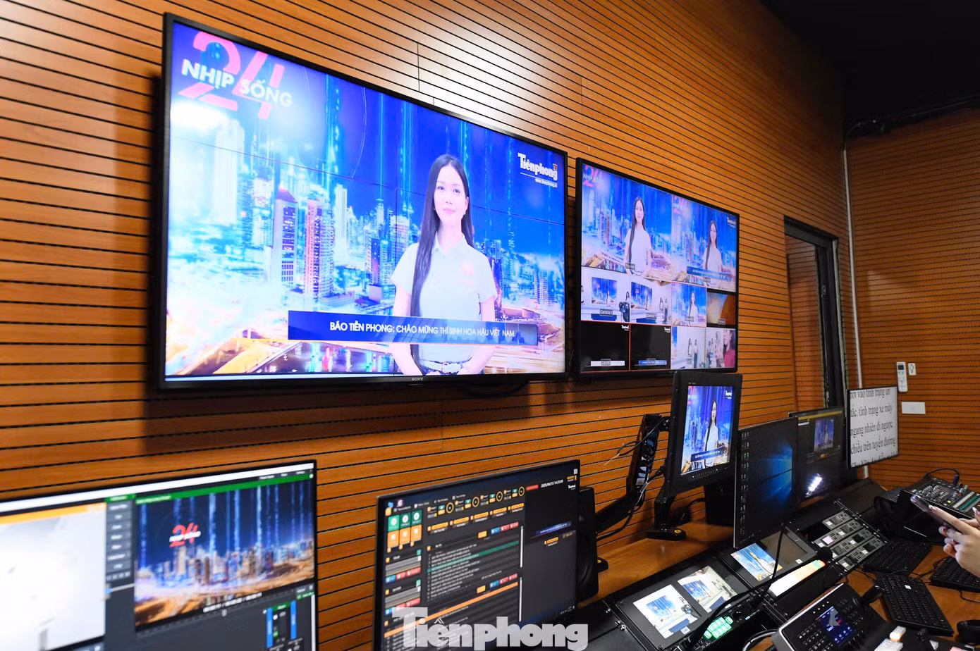 Dàn máy móc, thiết bị trong trường quay báo Tiền Phong được đầu tư kỹ lưỡng, cập nhật theo xu thế của nền báo chí trong nước và quốc tế.