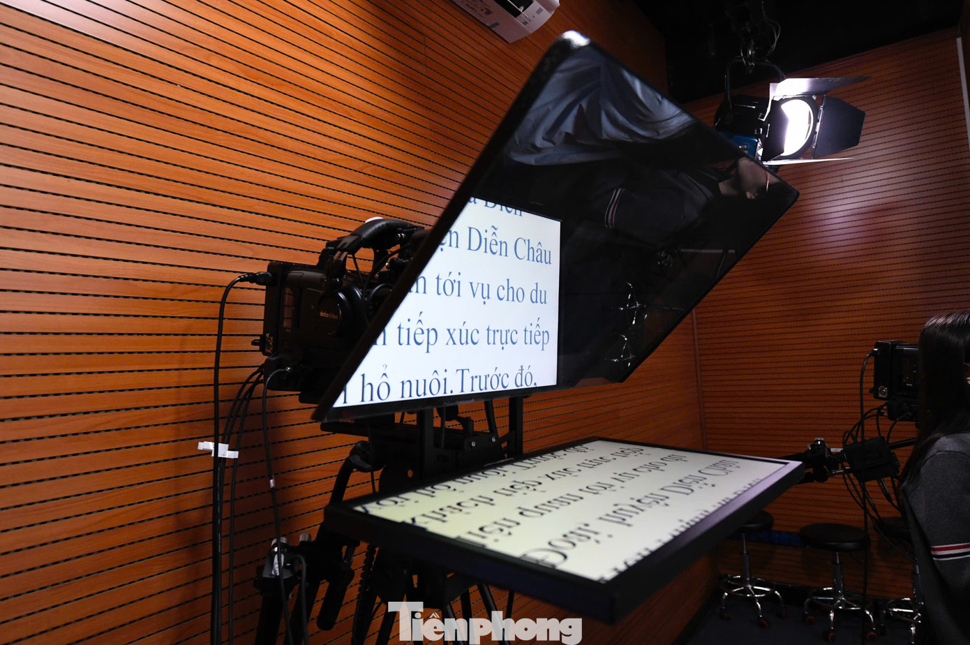 Các thí sinh được làm quen với máy đọc cue - trang bị không thể thiếu trong trường quay của các báo, đài truyền hình...