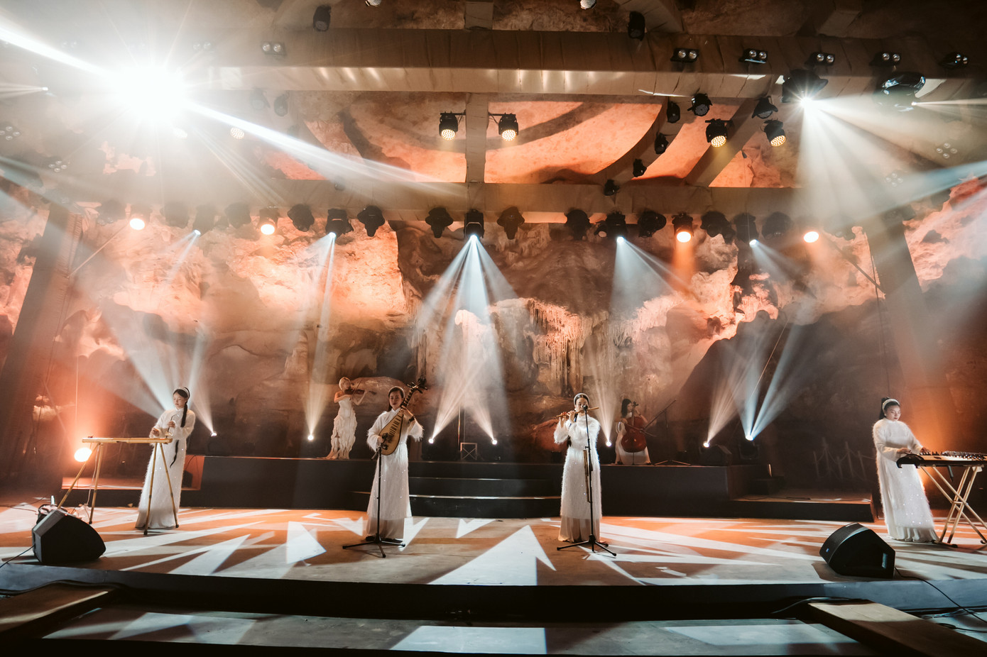 Dàn nhạc biểu diễn khi du khách trải nghiệm ẩm thực Quảng Ninh.