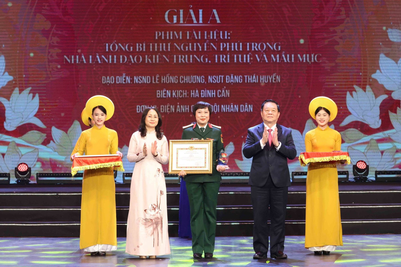 NSƯT Đặng Thái Huyền thay mặt nhóm tác giả nhận giải A với phim tài liệu Tổng Bí thư Nguyễn Phú Trọng - Nhà lãnh đạo kiên trung, trí tuệ và mẫu mực.