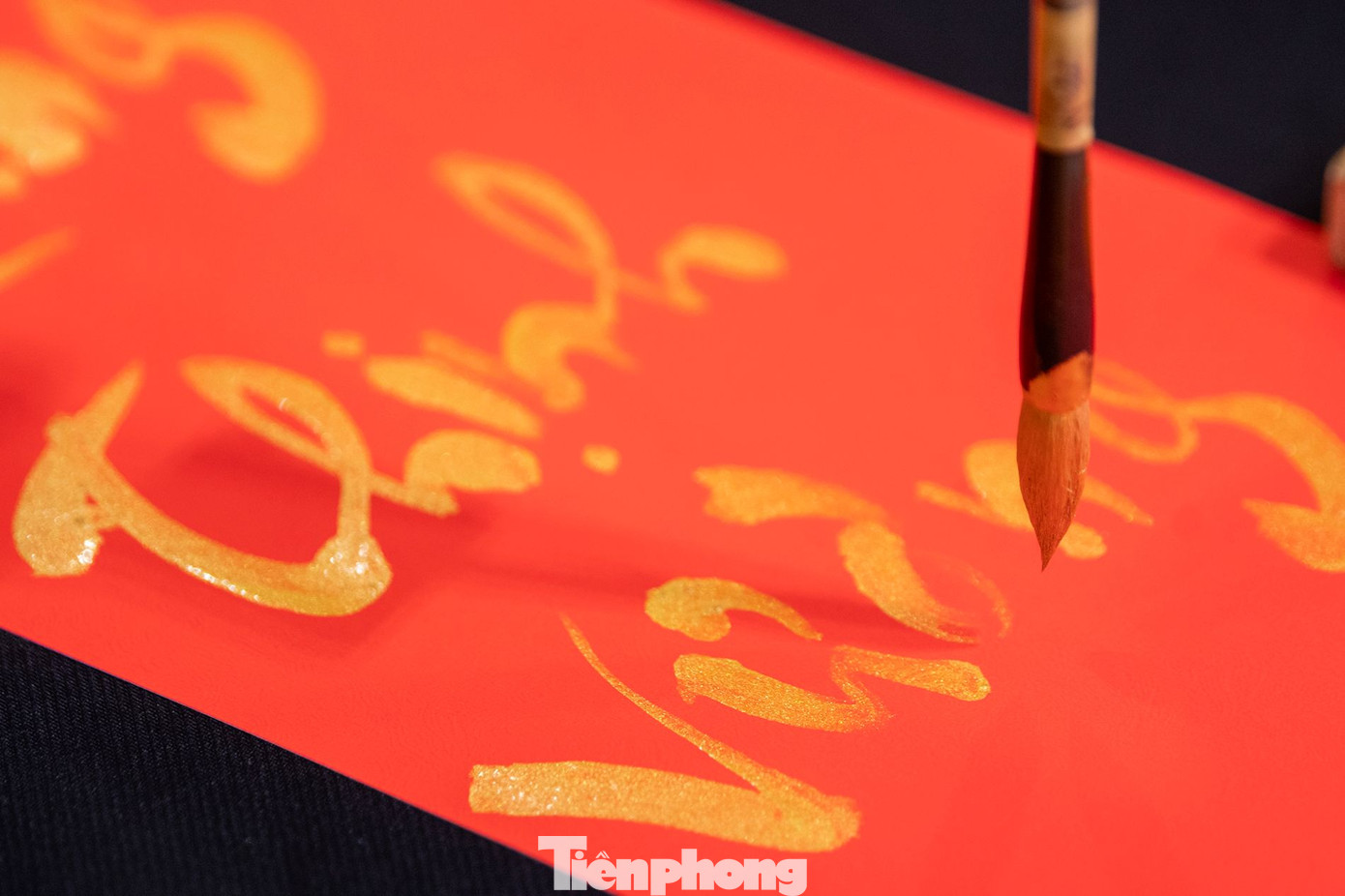 Những những nét chữ bay bổng, tinh tế trên nền giấy đỏ được lập trình và viết bởi robot là màn trình diễn bất ngờ, thú vị, khẳng định sự phát triển đồng hành của khoa học công nghệ và văn hóa.
