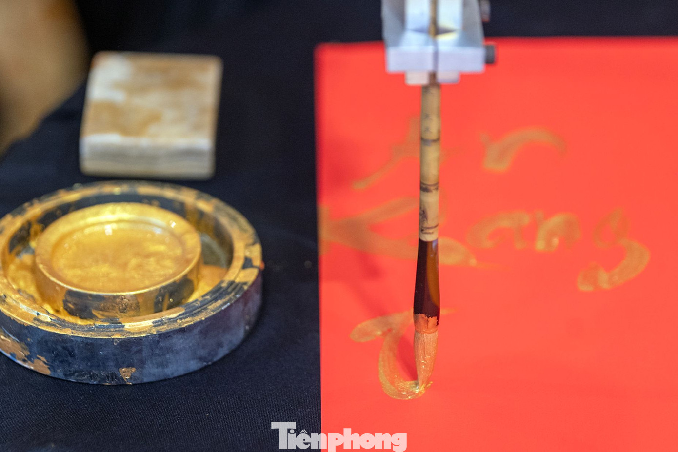 Những những nét chữ bay bổng, tinh tế trên nền giấy đỏ được lập trình và viết bởi robot là màn trình diễn bất ngờ, thú vị, khẳng định sự phát triển đồng hành của khoa học công nghệ và văn hóa.