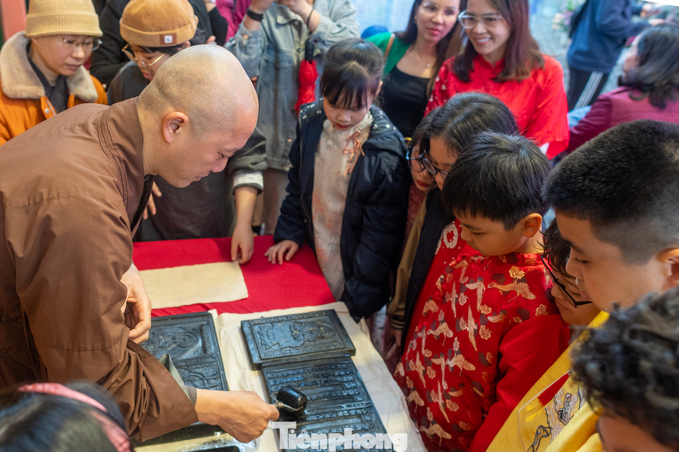 Ngoài chiêm ngưỡng màn trình diễn robot viết thư pháp, du khách tham quan Phố sách Xuân có thể trải nghiệm hình thức in khắc truyền thống.