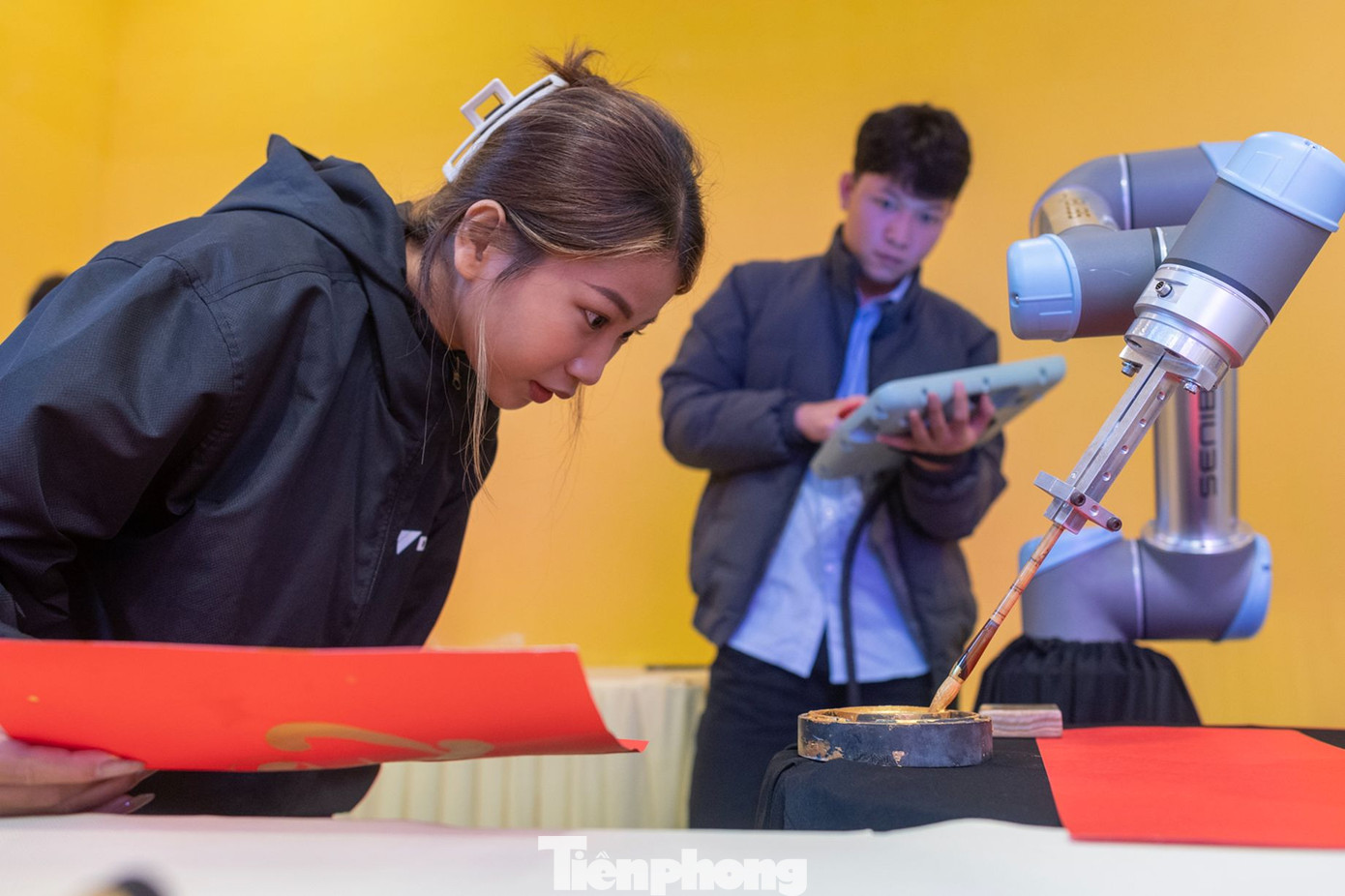 Phố sách Xuân 2025 có chủ đề Tết Công nghệ - Trí tuệ tỏa sángdiễn ra ngày 24/01-02/02 (ngày 25 tháng Chạp - mùng 5 tháng Giêng) tại Phố sách Hà Nội. Điểm nhấn của Phố sách Xuân năm nay là xuất hiện và trình diễn viết chữ thư pháp của robot.