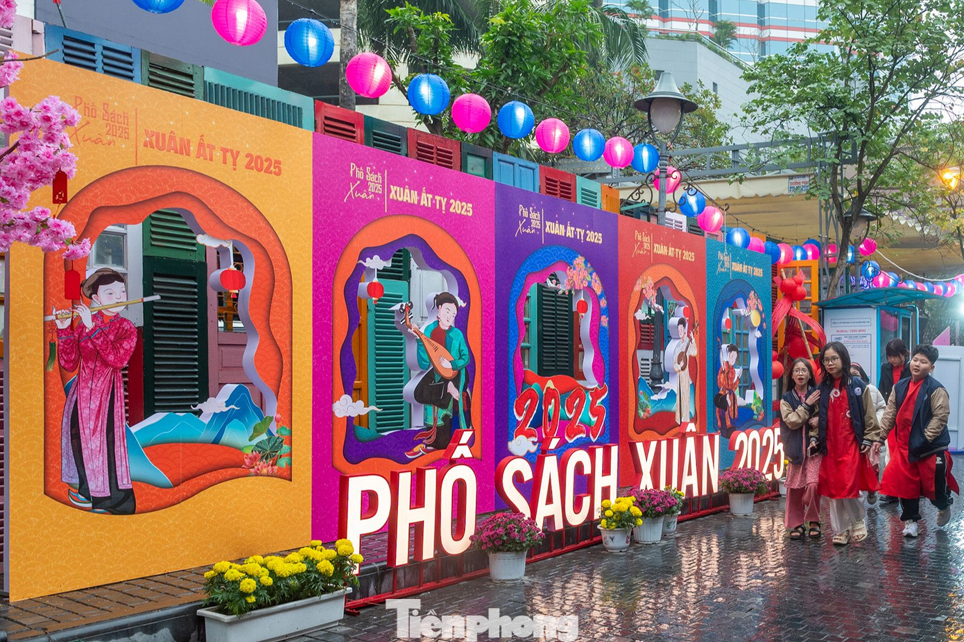 Lễ Khai mạc Phố sách Xuân 2025 khai mạc ngày 24/1. Từ năm 2016, Phố sách Hà Nội luôn trang trí không gian theo chủ đề Tết nhằm tạo thêm không gian văn hóa đọc, đáp ứng nhu cầu du xuân, mua - tặng sách, tặng chữ, tìm kiếm tri thức trong những ngày đầu xuân năm mới cho nhân dân và du khách đến với Thủ đô, khẳng định truyền thống hiếu học, tôn sư trọng đạo của dân tộc.