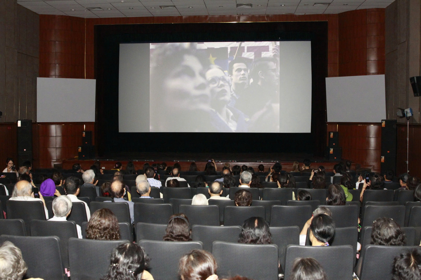 Victory Vietnam lần đầu được giới thiệu đến khán giả vào ngày 25/4 tại rạp Ngọc Khánh, Hà Nội, thu hút khán giả thuộc nhiều tầng lớp, độ tuổi. Victory Vietnam lần đầu được giới thiệu đến khán giả vào ngày 25/4 tại rạp Ngọc Khánh, Hà Nội, thu hút khán giả thuộc nhiều tầng lớp, độ tuổi.