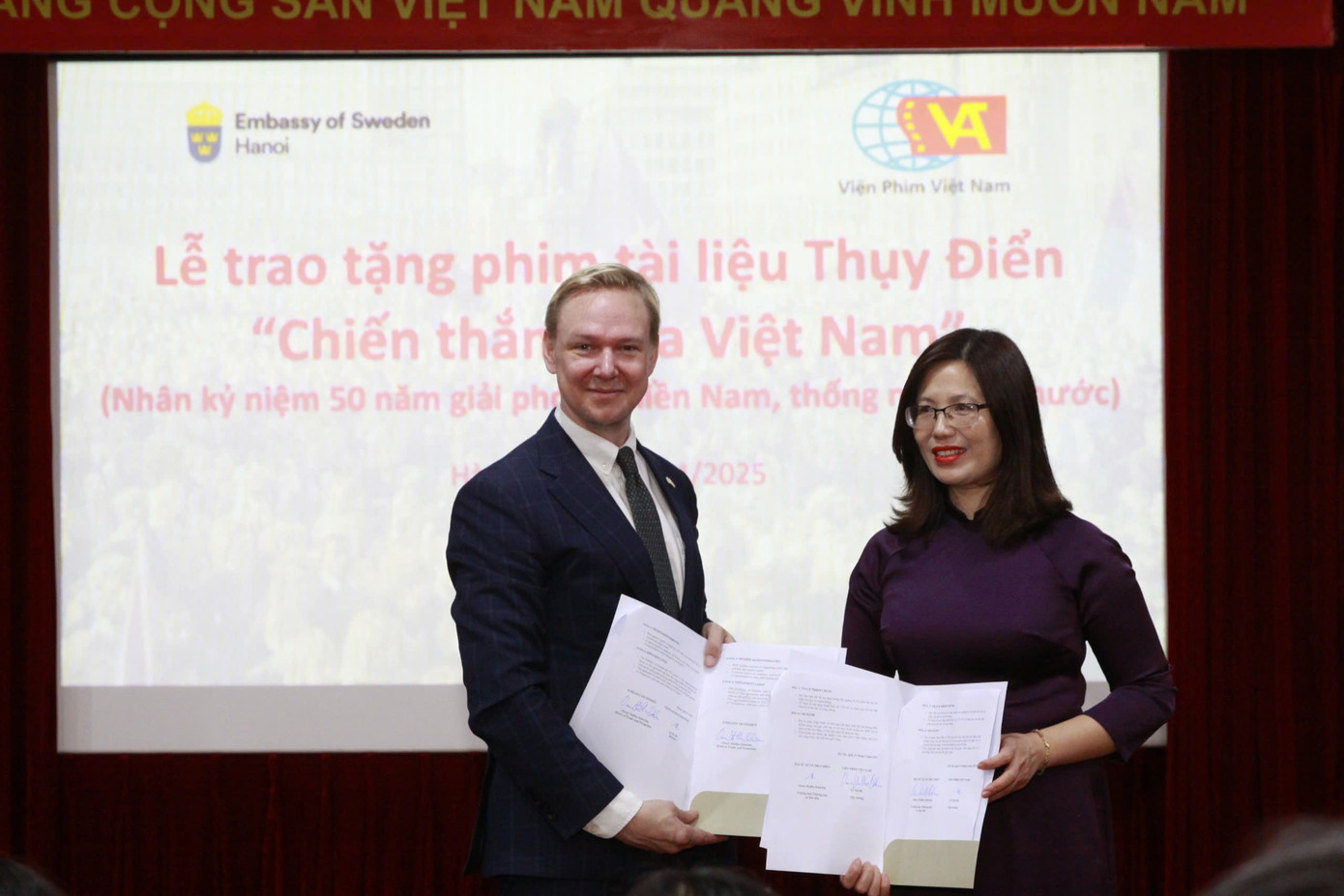 Lễ trao tặng bộ phim tài liệu Victory Vietnam (Chiến thắng của Việt Nam) được tổ chức ngày 25/4 tại Hà Nội. Lễ trao tặng bộ phim tài liệu Victory Vietnam (Chiến thắng của Việt Nam) được tổ chức ngày 25/4 tại Hà Nội.