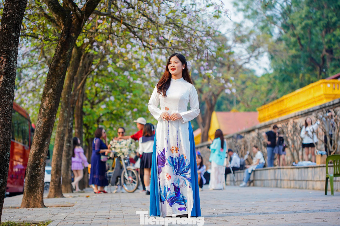 Đầu giờ chiều, rất đông người đổ về đường Hoàng Diệu (quận Ba Đình), đoạn đối diện Đài tưởng niệm Bắc Sơn, để chụp ảnh hoa ban. Đây là khu vực có đường hoa ban được mệnh danh đẹp nhất Hà Nội.