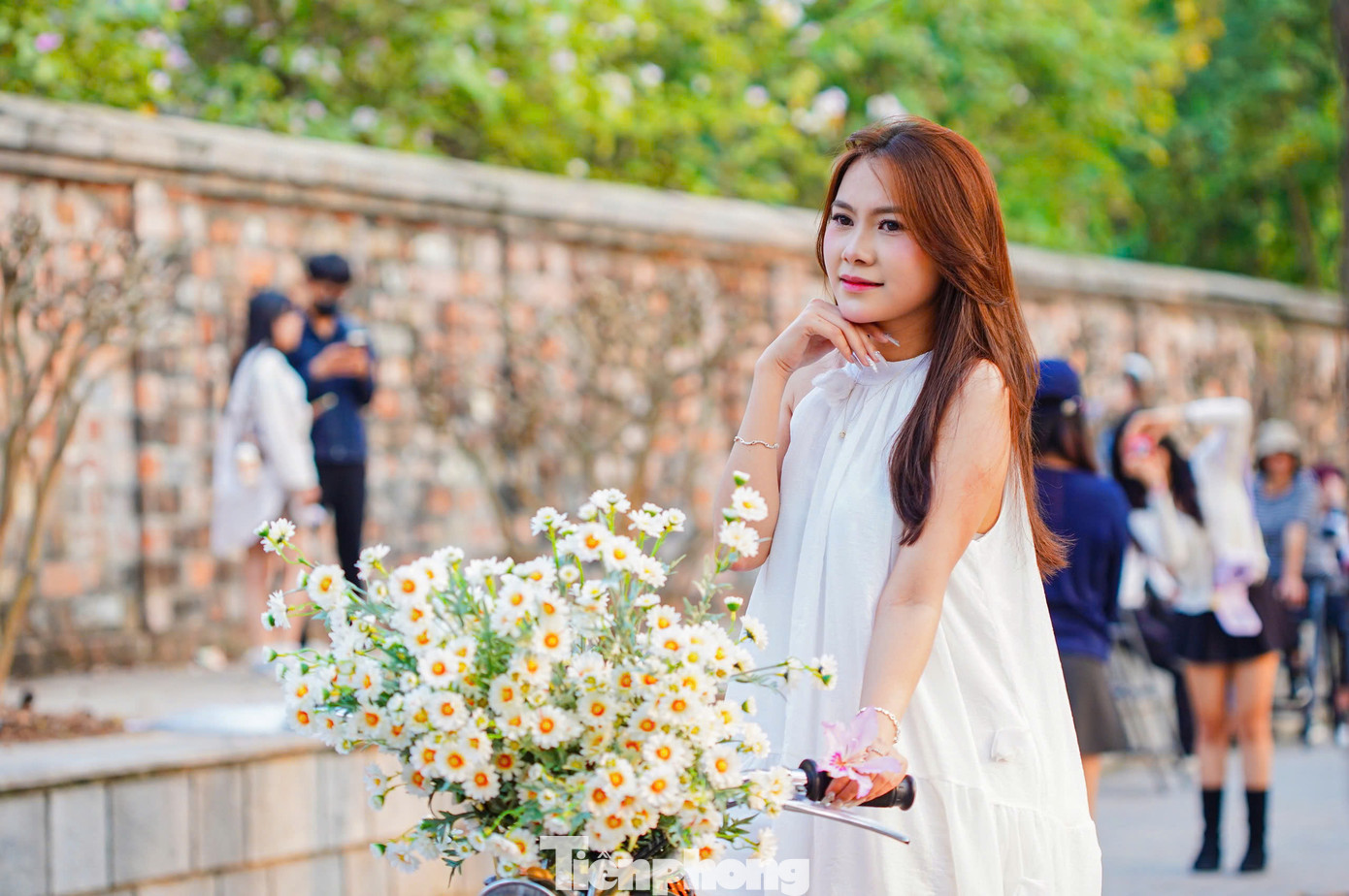 Tại đây, dịch vụ cho thuê xe, ghế được nhiều người săn đón. Dịch vụ này có giá 20.000 đồng/người, trở thành đạo cụ hữu ích trong dịp này.