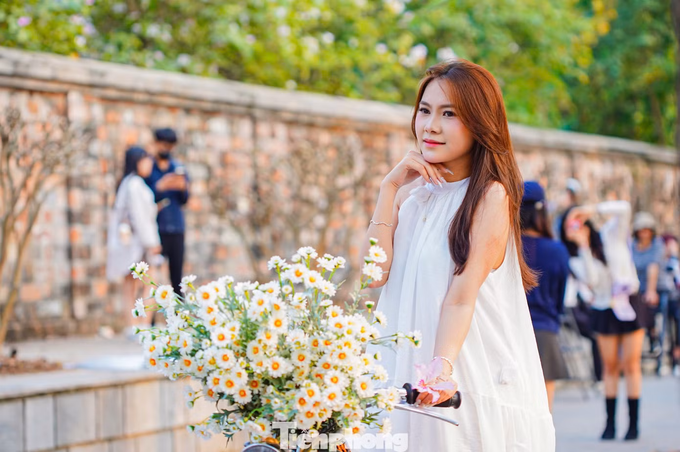 Tại đây, dịch vụ cho thuê xe, ghế được nhiều người săn đón. Dịch vụ này có giá 20.000 đồng/người, trở thành đạo cụ hữu ích trong dịp này.