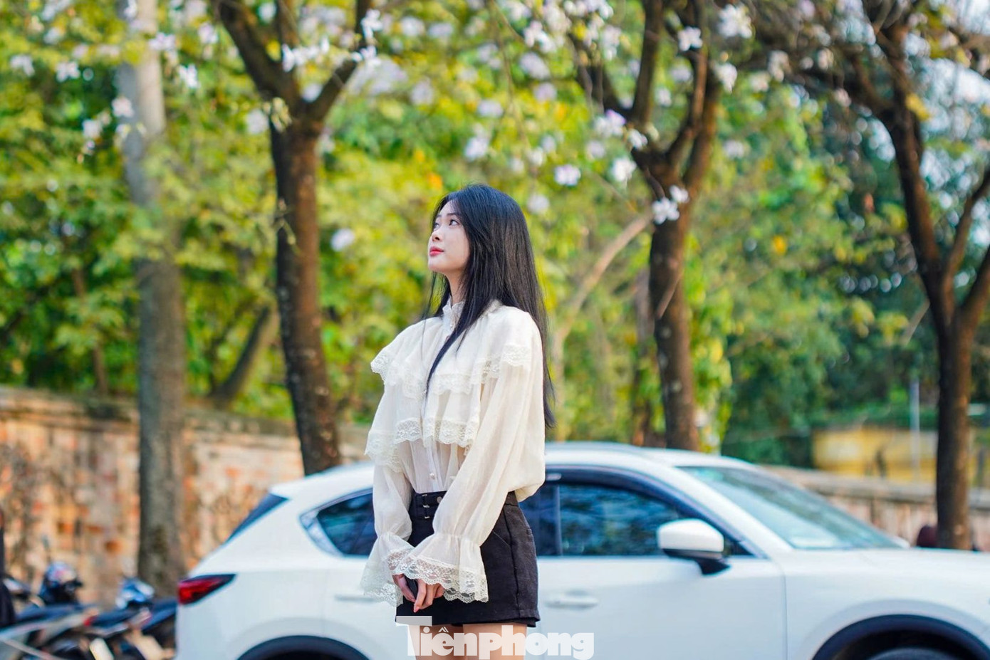 Nhiều cô gái tỏ ra thích thú khi lần đầu chụp ảnh với hoa ban, dù phải chờ đợi khá lâu để có vị trí chụp ảnh đẹp.