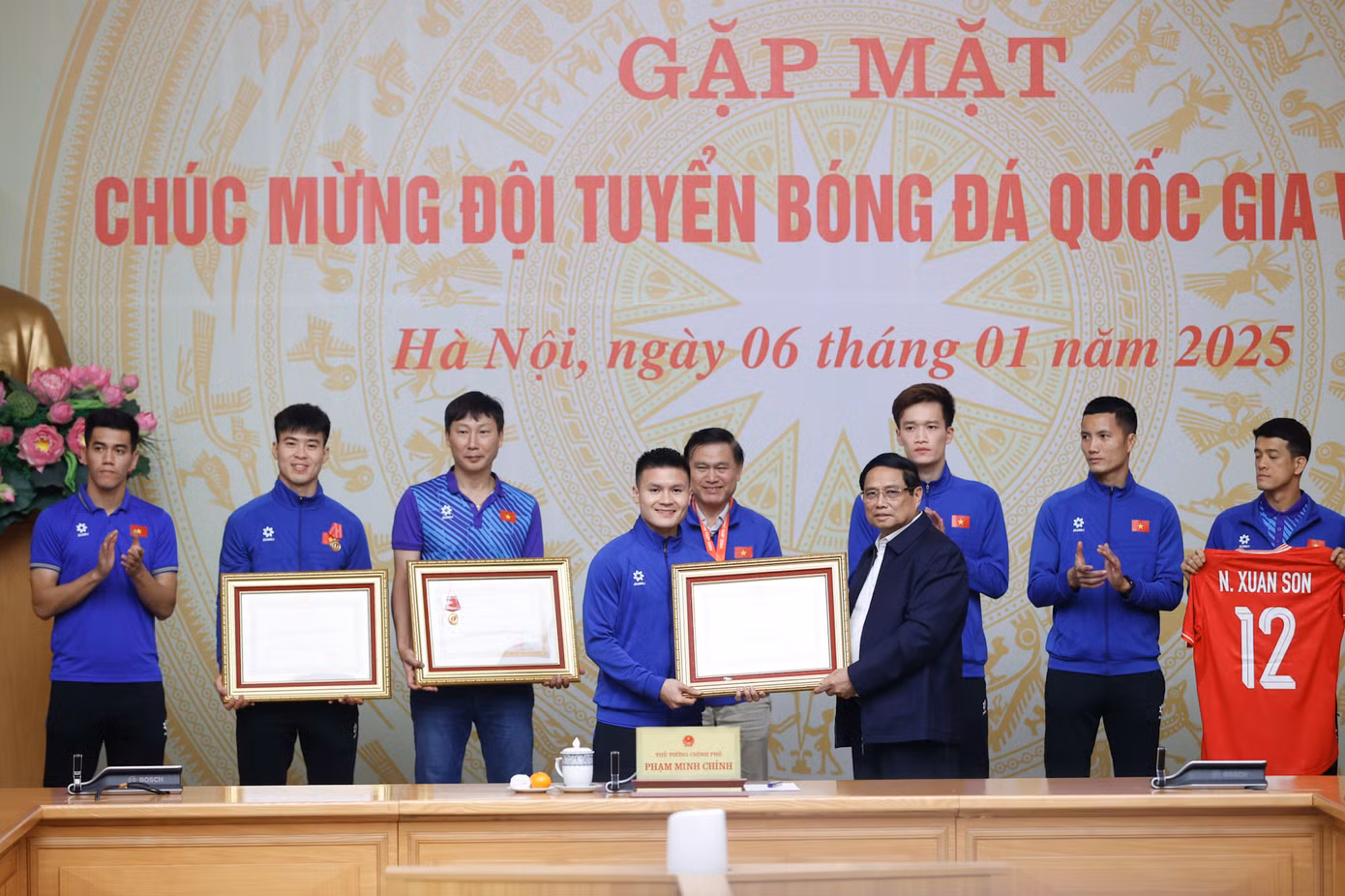 Đội tuyển Việt Nam nhận thưởng Huân chương Lao động hạng Nhất ảnh 33 Đội tuyển Việt Nam nhận thưởng Huân chương Lao động hạng Nhất ảnh 33