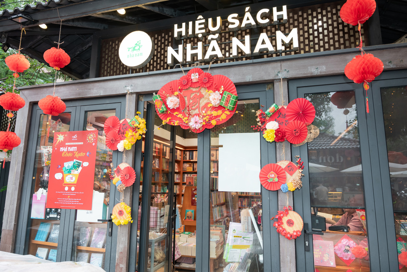 Các gian hàng tại Phố sách Xuân tung nhiều chương trình khuyến mãi hấp dẫn như giảm giá sách, tặng quà đặc biệt dành cho độc giả khi tham gia sự kiện và mua sách. Một số nhà sách có chương trình giảm giá từ 30%-50%, đồng giá sách từ 20.000 đồng, hái lộc đầu năm với đơn hàng từ 300.000 đồng…