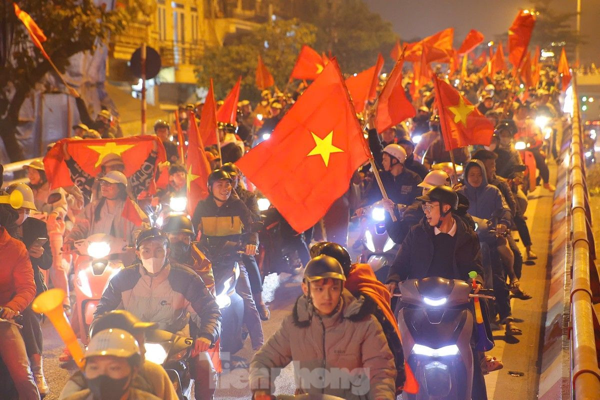 Hàng vạn người dân Việt Nam đổ ra đường ăn mừng chiến thắng.