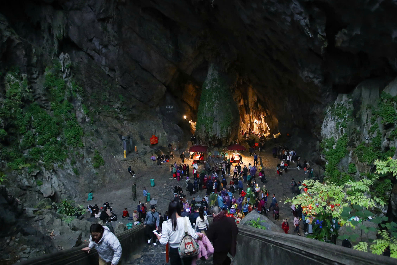 Động Hương Tích vắng vẻ bất ngờ, không còn cảnh ùn ứ, tắc nghẽn như hàng năm. Đây cũng là hình ảnh hiếm thấy ở động Hương Tích.