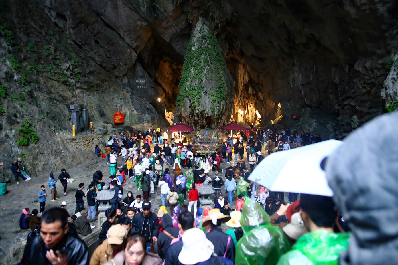 Động Hương Tích vắng vẻ bất ngờ, không còn cảnh ùn ứ, tắc nghẽn như hàng năm. Đây cũng là hình ảnh hiếm thấy ở động Hương Tích.