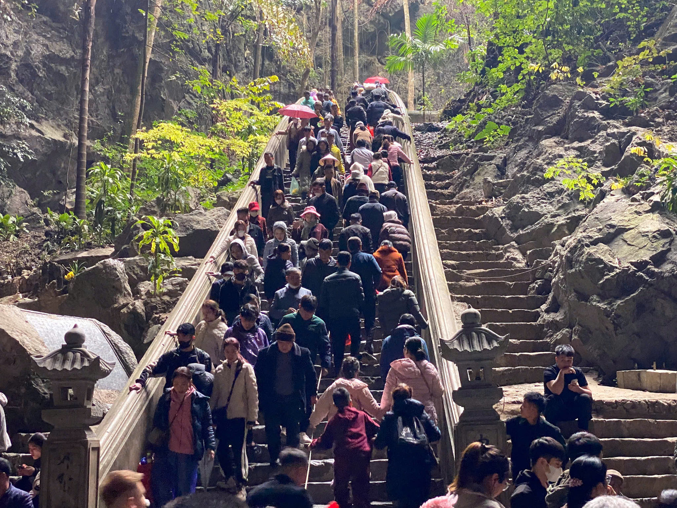 Động Hương Tích vắng vẻ bất ngờ, không còn cảnh ùn ứ, tắc nghẽn như hàng năm. Đây cũng là hình ảnh hiếm thấy ở động Hương Tích.