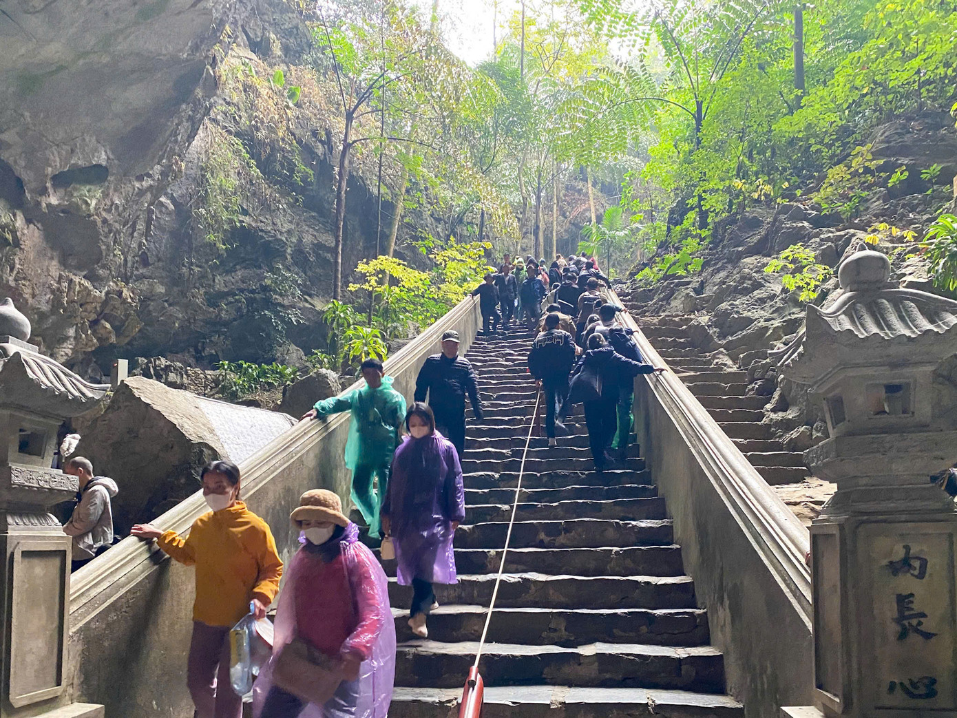 Động Hương Tích vắng vẻ bất ngờ, không còn cảnh ùn ứ, tắc nghẽn như hàng năm. Đây cũng là hình ảnh hiếm thấy ở động Hương Tích.