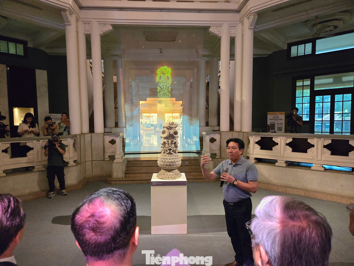 Bà Nguyễn Thị Thu Hoan - Phó Giám đốc Bảo tàng Lịch sử quốc gia - cho biết việc áp dụng công nghệ, xây dựng trưng bày lần này, bảo tàng gặp không ít thách thức. Trong đó, việc nghiên cứu, số hóa các tài liệu, hiện vật tốn nhiều thời gian. &quot;Để thực hiện được trưng bày này, chúng tôi đẩy mạnh việc hợp tác chặt chẽ giữa các chuyên gia về lĩnh vực chuyên môn và các chuyên gia công nghệ&quot;, bà Nguyễn Thị Thu Hoan nêu.