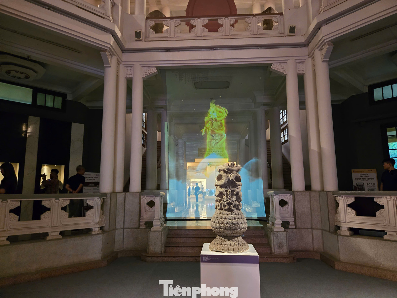 Bà Nguyễn Thị Thu Hoan - Phó Giám đốc Bảo tàng Lịch sử quốc gia - cho biết việc áp dụng công nghệ, xây dựng trưng bày lần này, bảo tàng gặp không ít thách thức. Trong đó, việc nghiên cứu, số hóa các tài liệu, hiện vật tốn nhiều thời gian. &quot;Để thực hiện được trưng bày này, chúng tôi đẩy mạnh việc hợp tác chặt chẽ giữa các chuyên gia về lĩnh vực chuyên môn và các chuyên gia công nghệ&quot;, bà Nguyễn Thị Thu Hoan nêu.