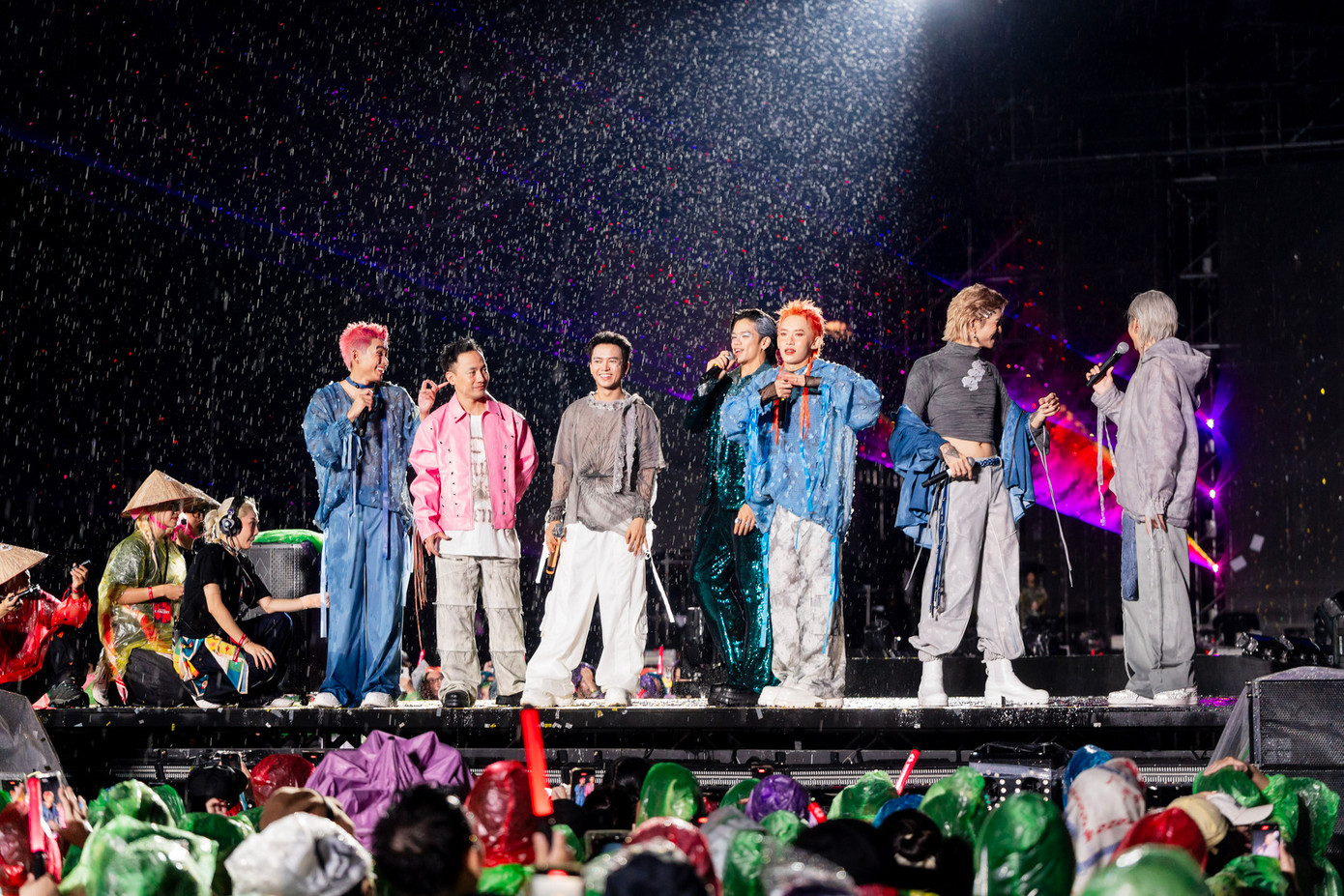 Các anh tài giao lưu với khán giả khi hệ thống màn led tê liệt.