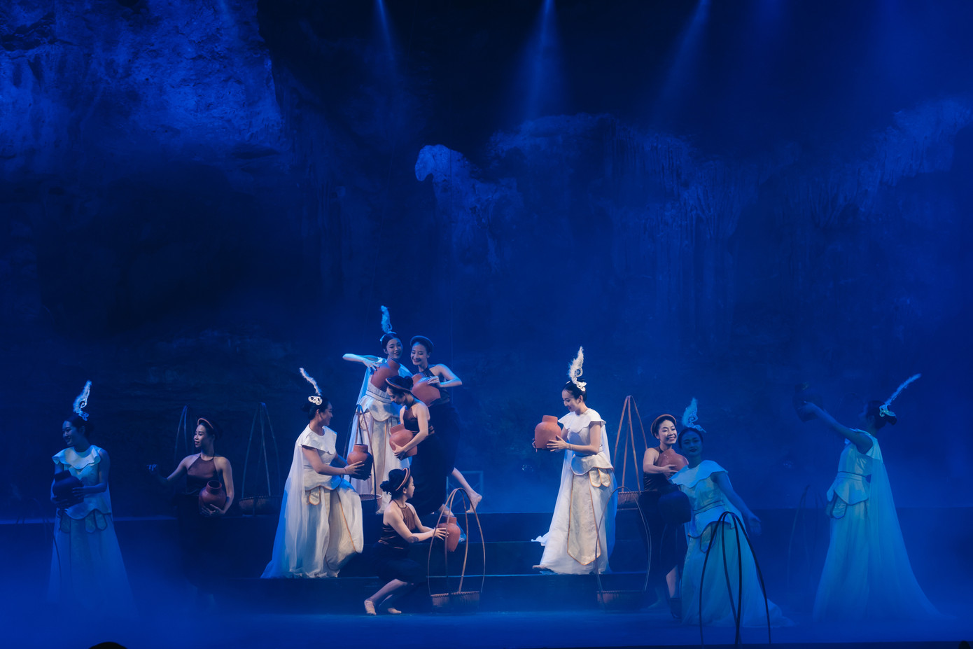 “Việc ra đời sản phẩm mới này sẽ làm du lịch Quảng Ninh phong phú hơn. Trước đây, người ta cho rằng nơi đây chỉ có cảnh quan thiên nhiên, điều kiện thiên nhiên ưu đãi”, ông Nguyễn Lâm Nguyên nêu. Ngoài ra, lãnh đạo Sở VHTTDL Quảng Ninh cho biết thêm trong quá trình vận hành, thực hiện dự án, TP Cẩm Phả đã tham vấn các sở, ban, ngành liên quan, trong đó có Sở VHTTDL. Theo đó, việc phát huy, bảo tồn giá trị di tích cần làm theo hướng vừa phát triển được các sản phẩm mới, phục vụ du khách vừa giữ gìn tuyệt đối các giá trị của hang động.