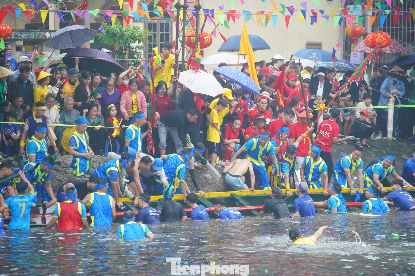 Các đội đua thuyền dàn trận, tranh tài với những kỹ năng điêu luyện như dóc thuyền, lạng thuyền, vuốt góc... để đem về chiến thắng. Trong lúc đua, có thuyền đua không may bị lật. Nhiều người dân đã nhảy xuống sông để giải cứu thuyền lật.
