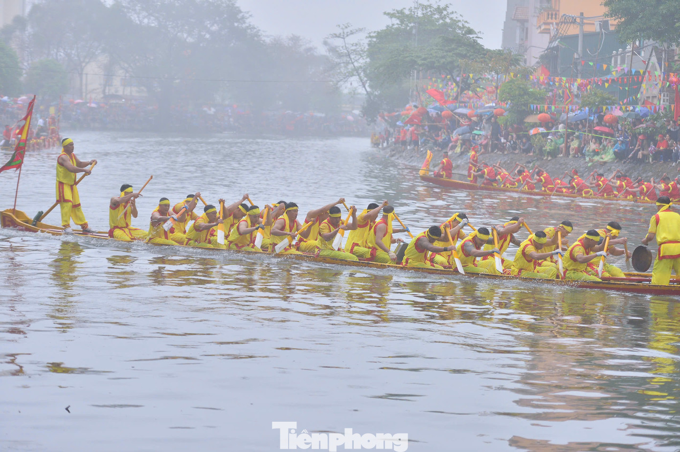 Cuộc đua thuyền đầu tiên thuộc lễ hội truyền thống bơi Đăm diễn ra từ sáng ngày 7/4 (10/3 âm lịch) tại khúc sông Thủy Giang (sông Pheo). Sau khi hoàn thành phần lễ, các thuyền đua thuộc 3 thôn: Thượng, Trung, Hạ lên thuyền, bước vào cuộc đua.