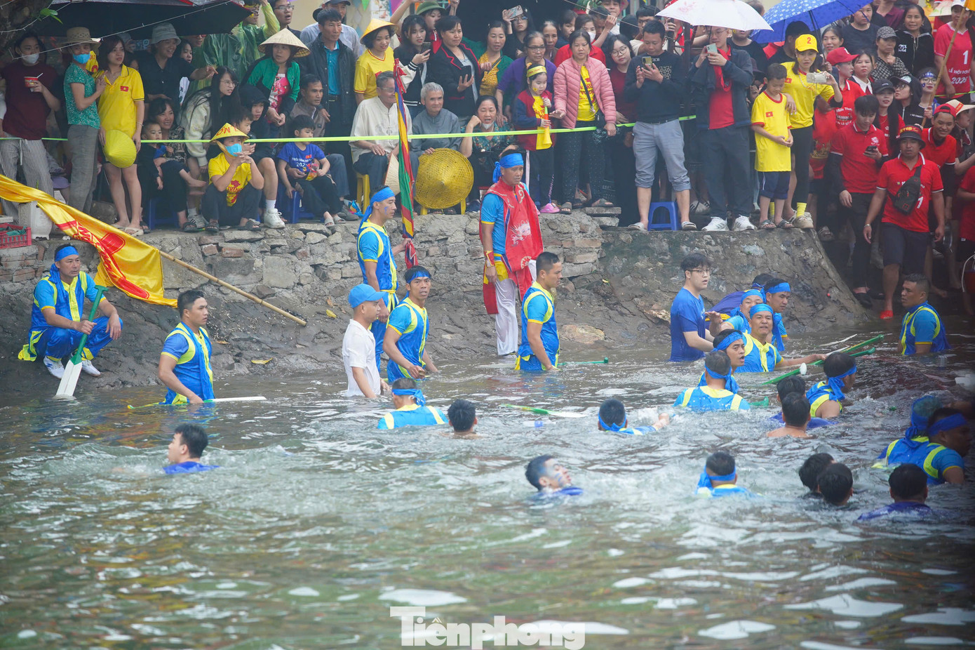 Các đội đua thuyền dàn trận, tranh tài với những kỹ năng điêu luyện như dóc thuyền, lạng thuyền, vuốt góc... để đem về chiến thắng. Trong lúc đua, có thuyền đua không may bị lật. Nhiều người dân đã nhảy xuống sông để giải cứu thuyền lật.