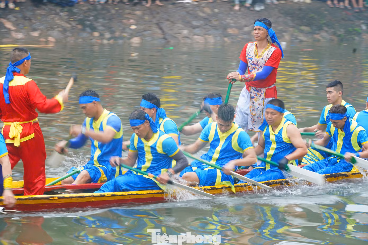 Những cuộc tranh tài trên mặt nước không chỉ mang lại không khí sôi động mà còn thể hiện sự gắn bó với sông nước của cha ông bao đời nay. Lễ hội bơi Đăm đã tồn tại khoảng hơn 200 năm, là dịp để tri ân công đức của Đức thánh Bạch Hạc Tam Giang (tức Đào Trường), vị tướng giỏi của Hùng Duệ Vương đã có công hai lần đánh thắng giặc phương Bắc sang xâm lược.