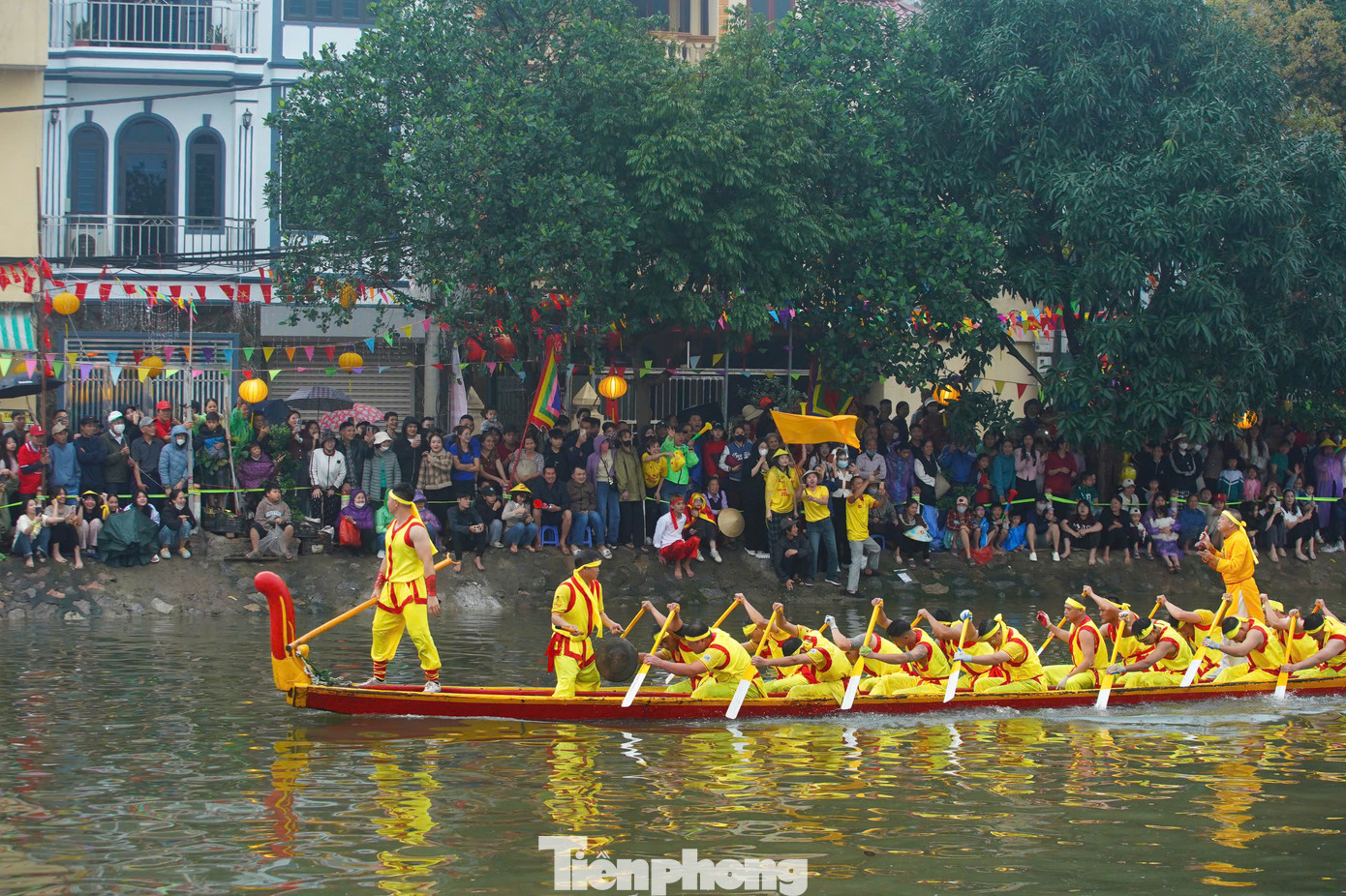 Hoạt động đua thuyền trong lễ hội bơi Đăm diễn ra cả ngày 7 và sáng 8/4 (10 và 11/3 âm lịch) phục vụ người dân và du khách.