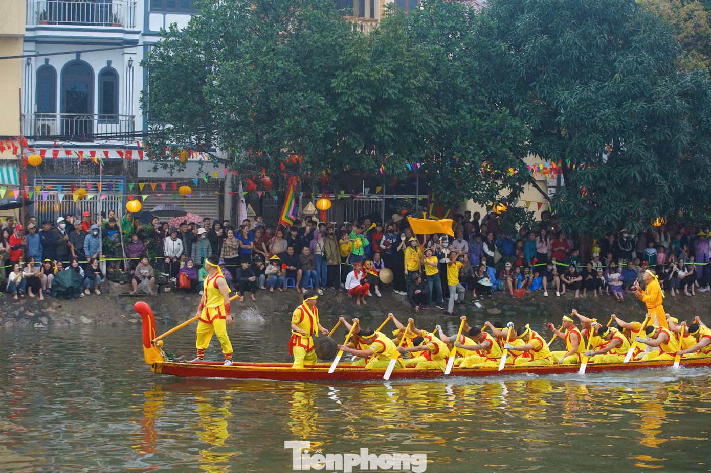 Hoạt động đua thuyền trong lễ hội bơi Đăm diễn ra cả ngày 7 và sáng 8/4 (10 và 11/3 âm lịch) phục vụ người dân và du khách.