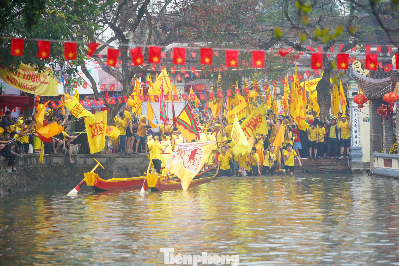 Không khí tưng bừng, sục sôi của ngày hội át đi điều kiện thời tiết âm u, ẩm ướt của những ngày cuối xuân. "7 năm nay, lễ hội bơi Đăm mới được diễn ra trên dòng sông Pheo, bởi vậy, dù trời mưa nhưng chúng tôi vẫn có mặt từ sớm để theo dõi các đội bơi thi đấu", "Lễ hội truyền thống lớn của làng, chúng tôi không thể không tham dự", người dân làng Đăm chia sẻ.