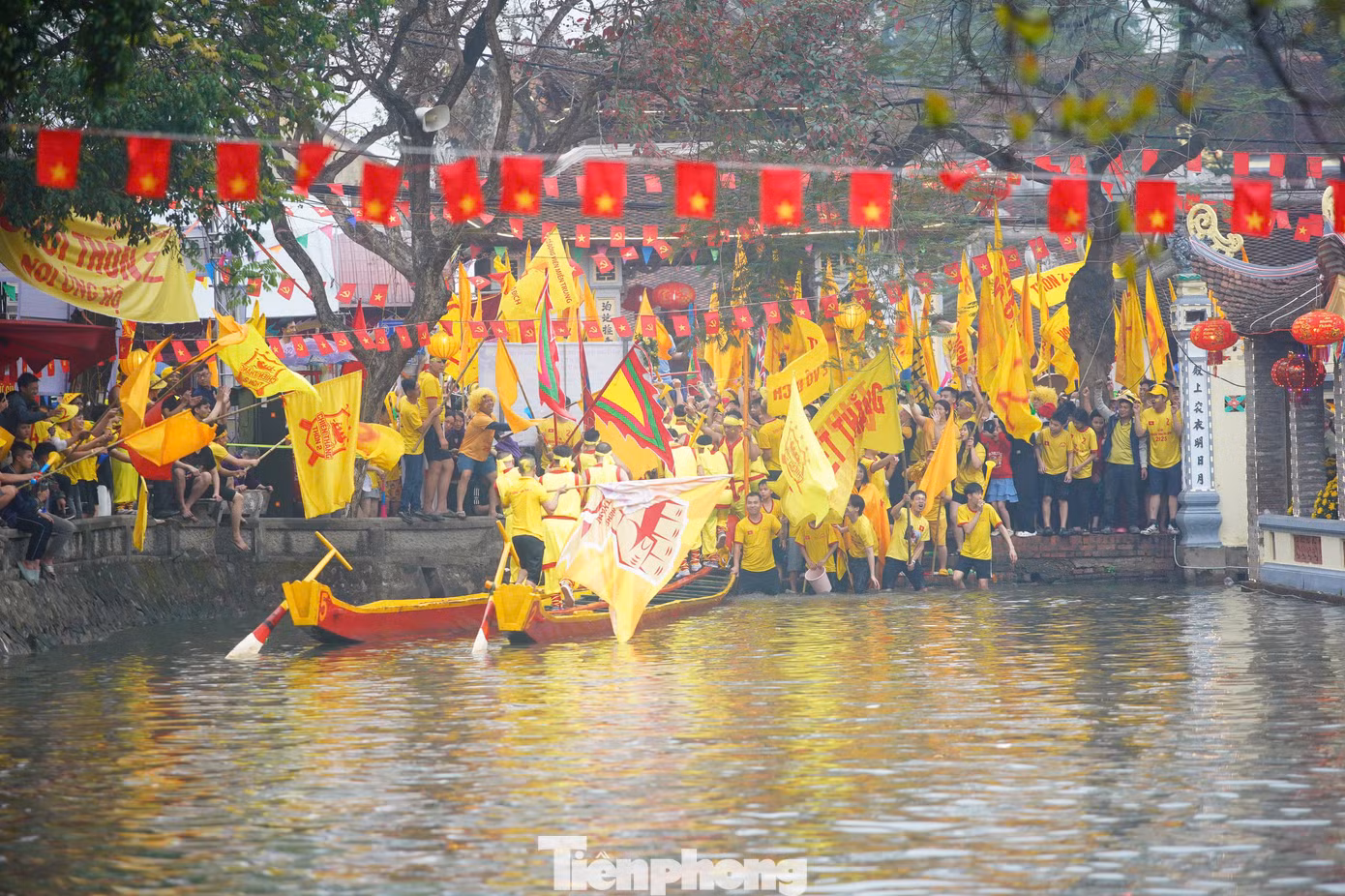 Không khí tưng bừng, sục sôi của ngày hội át đi điều kiện thời tiết âm u, ẩm ướt của những ngày cuối xuân. "7 năm nay, lễ hội bơi Đăm mới được diễn ra trên dòng sông Pheo, bởi vậy, dù trời mưa nhưng chúng tôi vẫn có mặt từ sớm để theo dõi các đội bơi thi đấu", "Lễ hội truyền thống lớn của làng, chúng tôi không thể không tham dự", người dân làng Đăm chia sẻ.