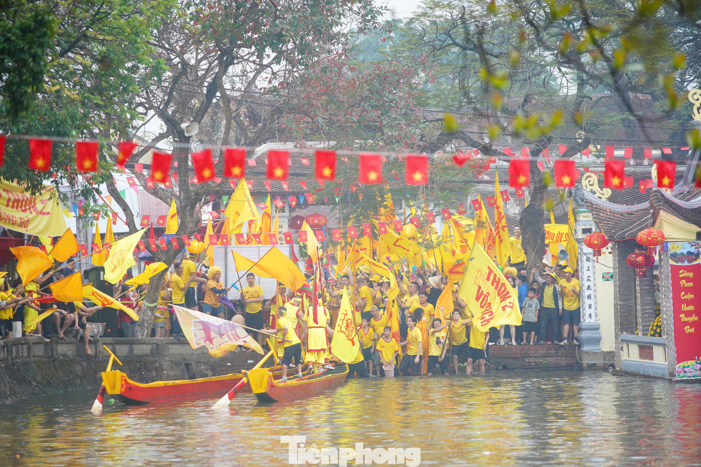 Không khí tưng bừng, sục sôi của ngày hội át đi điều kiện thời tiết âm u, ẩm ướt của những ngày cuối xuân. "7 năm nay, lễ hội bơi Đăm mới được diễn ra trên dòng sông Pheo, bởi vậy, dù trời mưa nhưng chúng tôi vẫn có mặt từ sớm để theo dõi các đội bơi thi đấu", "Lễ hội truyền thống lớn của làng, chúng tôi không thể không tham dự", người dân làng Đăm chia sẻ.