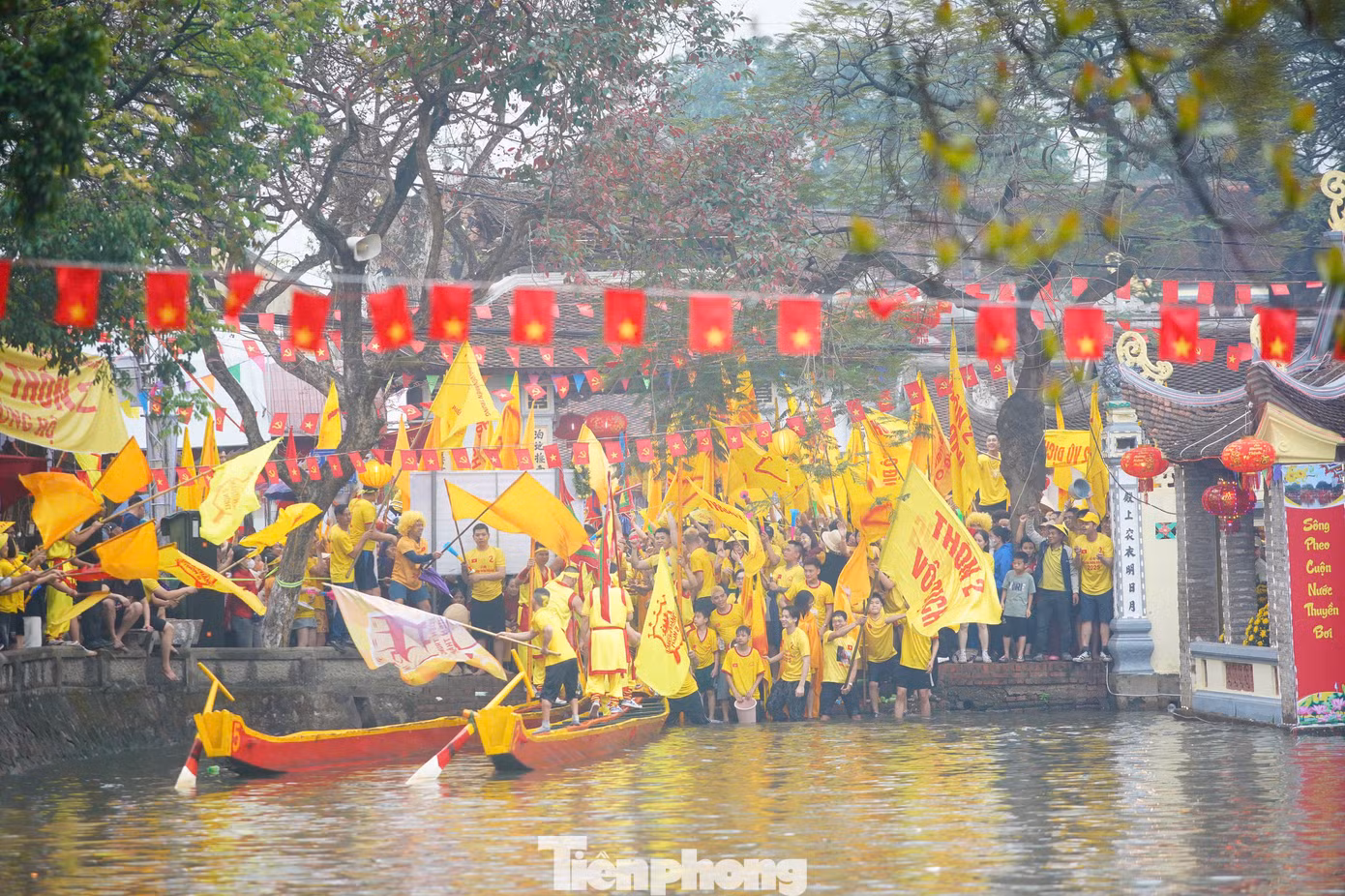 Không khí tưng bừng, sục sôi của ngày hội át đi điều kiện thời tiết âm u, ẩm ướt của những ngày cuối xuân. "7 năm nay, lễ hội bơi Đăm mới được diễn ra trên dòng sông Pheo, bởi vậy, dù trời mưa nhưng chúng tôi vẫn có mặt từ sớm để theo dõi các đội bơi thi đấu", "Lễ hội truyền thống lớn của làng, chúng tôi không thể không tham dự", người dân làng Đăm chia sẻ.