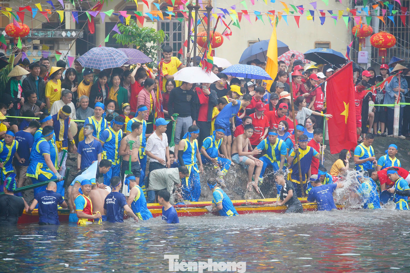 Các đội đua thuyền dàn trận, tranh tài với những kỹ năng điêu luyện như dóc thuyền, lạng thuyền, vuốt góc... để đem về chiến thắng. Trong lúc đua, có thuyền đua không may bị lật. Nhiều người dân đã nhảy xuống sông để giải cứu thuyền lật.