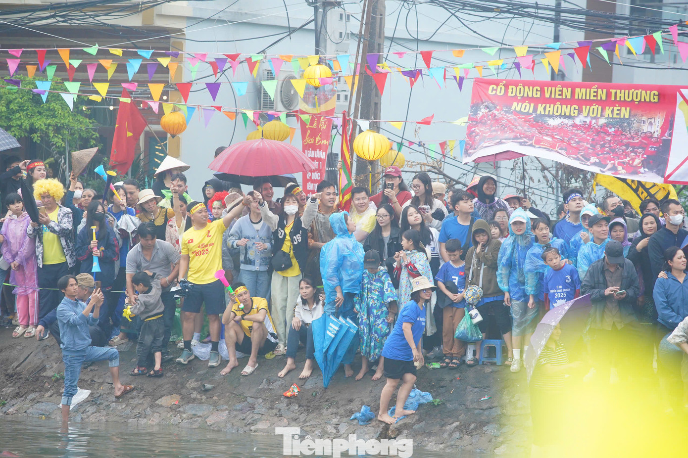 Người dân tiến sát mép sông, thậm chí đứng dưới sông nơi mực nước thấp để cổ vũ cho đội mình yêu thích.