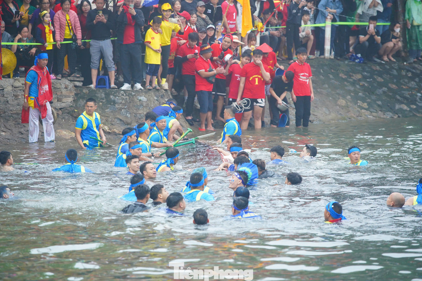 Các đội đua thuyền dàn trận, tranh tài với những kỹ năng điêu luyện như dóc thuyền, lạng thuyền, vuốt góc... để đem về chiến thắng. Trong lúc đua, có thuyền đua không may bị lật. Nhiều người dân đã nhảy xuống sông để giải cứu thuyền lật.