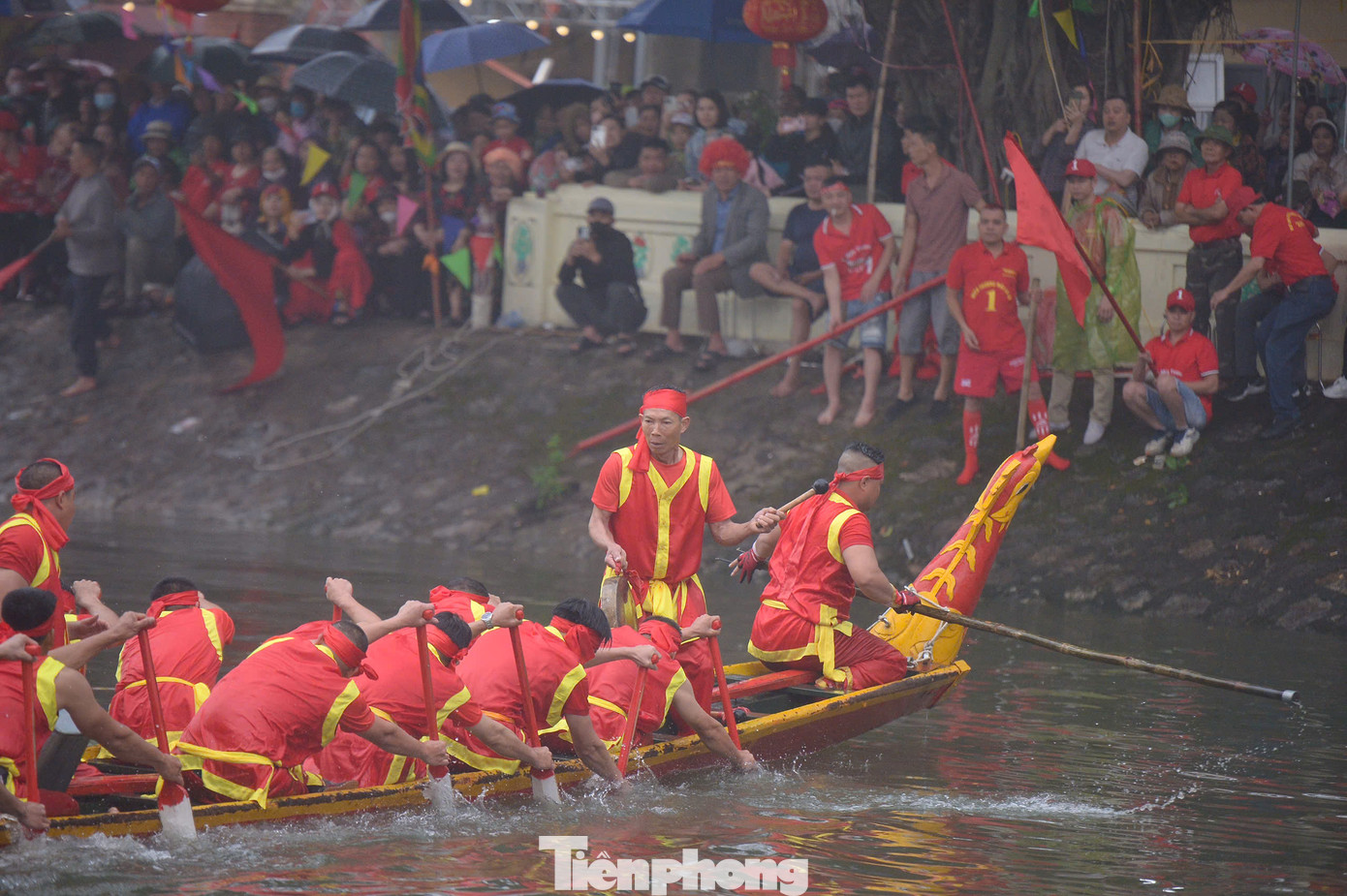 Ban tổ chức trao giải nhất, nhì, ba toàn giải cho từng thuyền, từng đội. Một điều đặc biệt là hai thuyền đua giành giải cao nhất trong hội bơi sẽ được vinh dự rước kiệu Thánh bằng đường thủy từ Đình Đăm trở về miếu trước khi kết thúc hội Đăm.