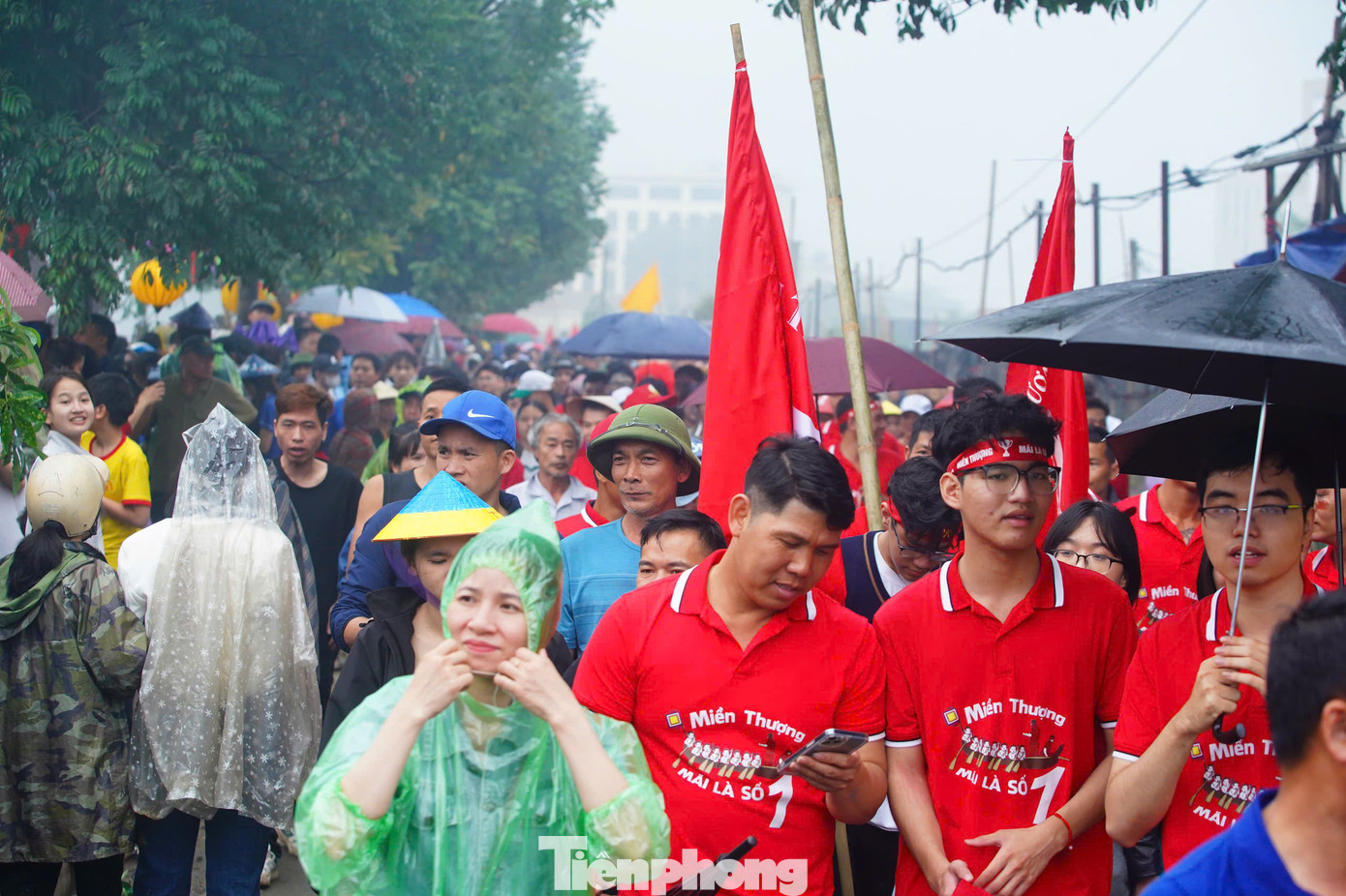 Sáng 7/4 trời mưa nhưng không ngăn cản được sự hứng khởi trẩy hội của người dân làng Đăm và du khách thập phương. Tiếng kèn, trống cổ vũ rộn ràng, vang vọng trên bờ tiếp thêm sức mạnh cho các tay chèo dưới sông.