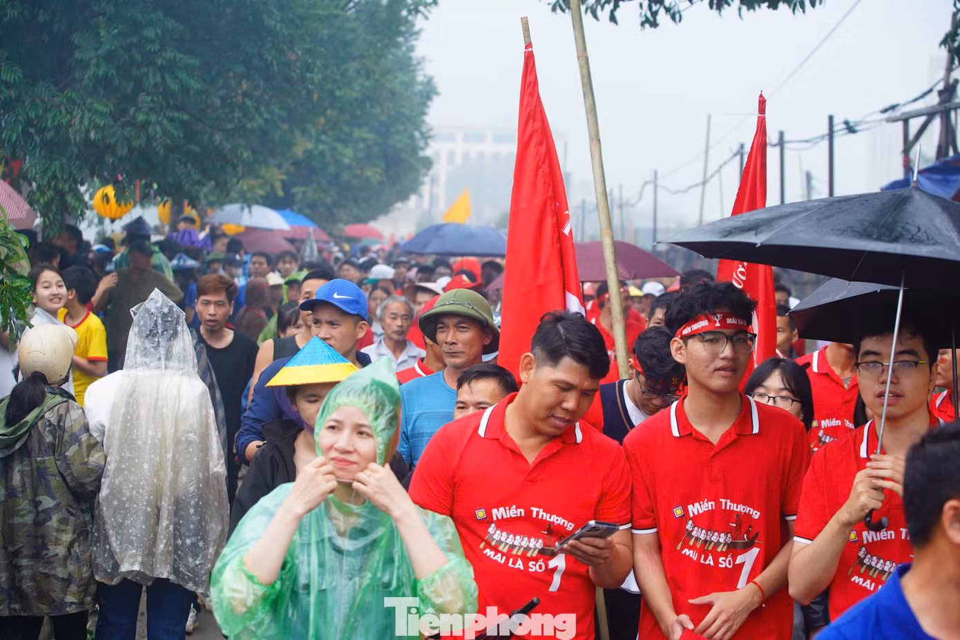 Sáng 7/4 trời mưa nhưng không ngăn cản được sự hứng khởi trẩy hội của người dân làng Đăm và du khách thập phương. Tiếng kèn, trống cổ vũ rộn ràng, vang vọng trên bờ tiếp thêm sức mạnh cho các tay chèo dưới sông.