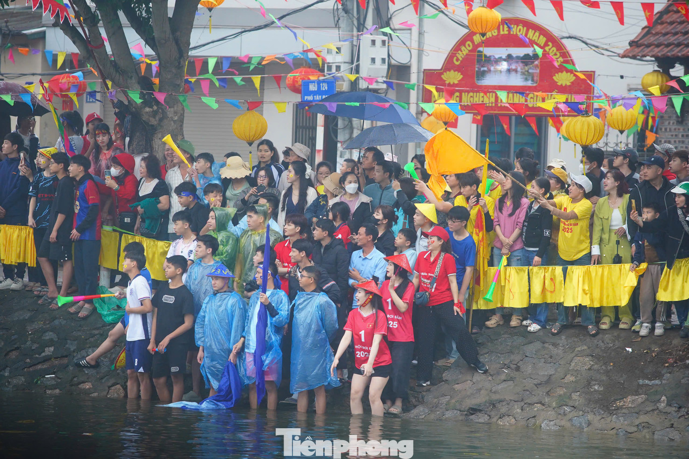Người dân tiến sát mép sông, thậm chí đứng dưới sông nơi mực nước thấp để cổ vũ cho đội mình yêu thích.