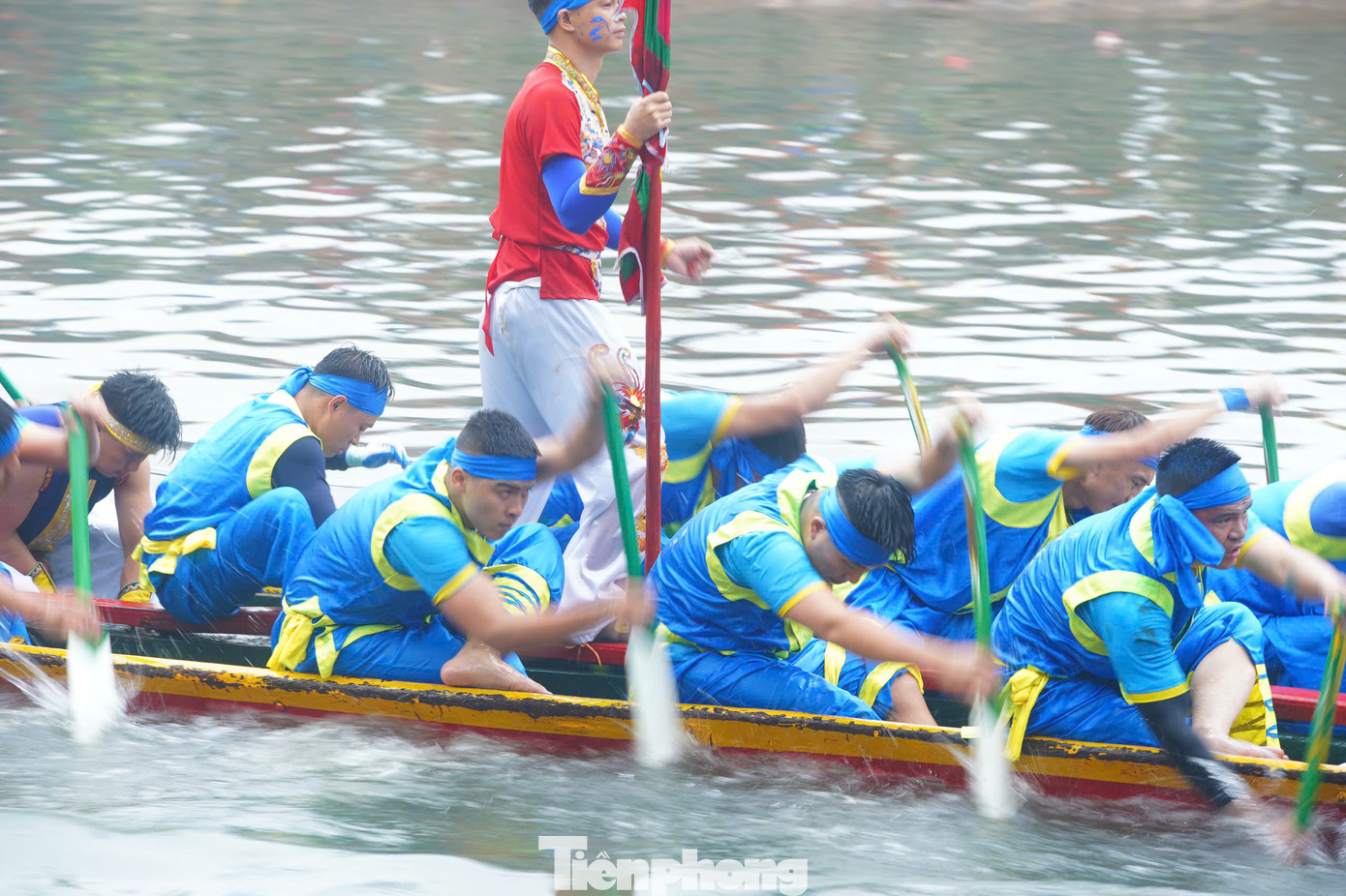 Theo đó, mỗi thôn có 2 thuyền dự thi. Với giải đơn chiếc, các đội xuất phát thành 2 lượt, mỗi lượt đều có thuyền của từng thôn. Tất cả thuyền sẽ đua bằng cách đi hết một vòng khúc sông Thủy Giang (sông Pheo) dài gần 1 km.