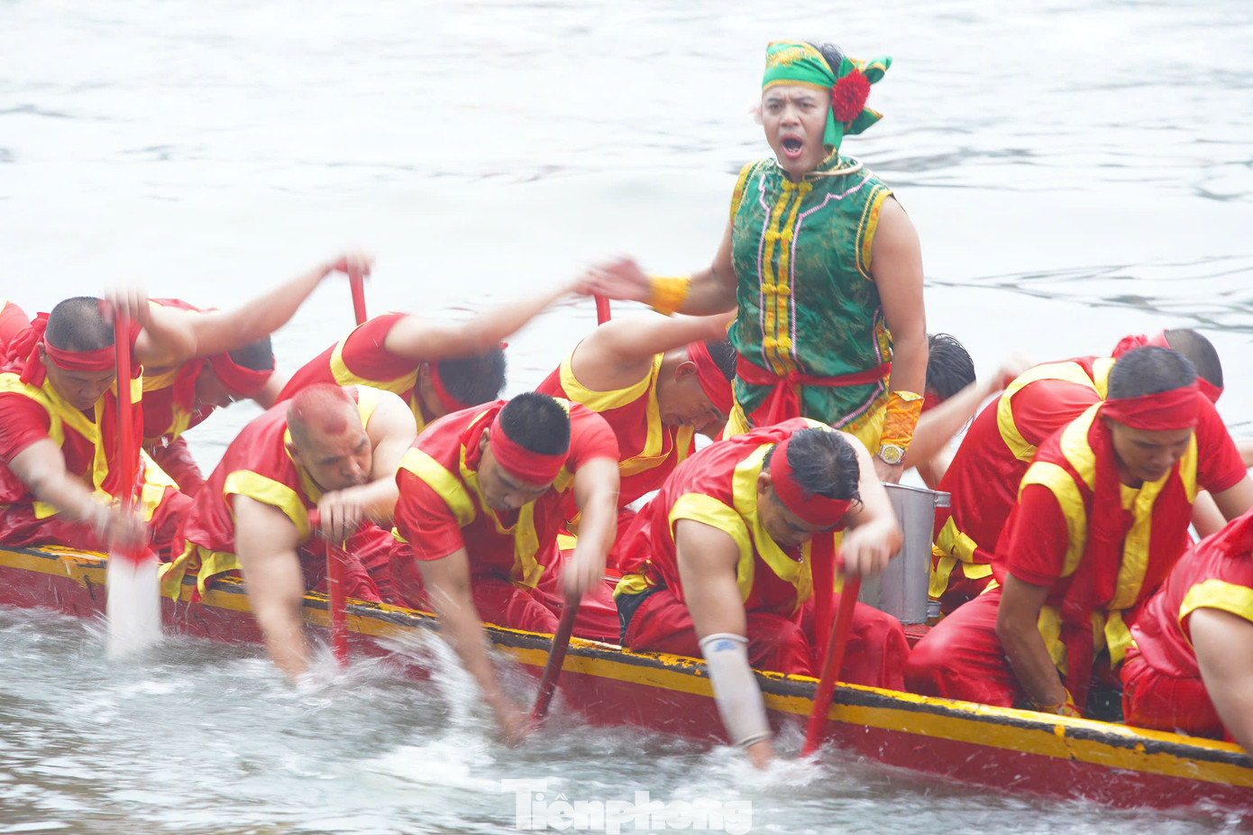 Những cuộc tranh tài trên mặt nước không chỉ mang lại không khí sôi động mà còn thể hiện sự gắn bó với sông nước của cha ông bao đời nay. Lễ hội bơi Đăm đã tồn tại khoảng hơn 200 năm, là dịp để tri ân công đức của Đức thánh Bạch Hạc Tam Giang (tức Đào Trường), vị tướng giỏi của Hùng Duệ Vương đã có công hai lần đánh thắng giặc phương Bắc sang xâm lược.