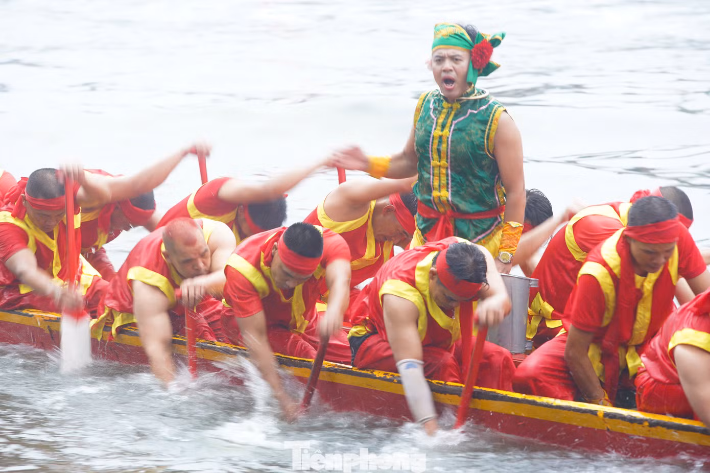 Những cuộc tranh tài trên mặt nước không chỉ mang lại không khí sôi động mà còn thể hiện sự gắn bó với sông nước của cha ông bao đời nay. Lễ hội bơi Đăm đã tồn tại khoảng hơn 200 năm, là dịp để tri ân công đức của Đức thánh Bạch Hạc Tam Giang (tức Đào Trường), vị tướng giỏi của Hùng Duệ Vương đã có công hai lần đánh thắng giặc phương Bắc sang xâm lược.