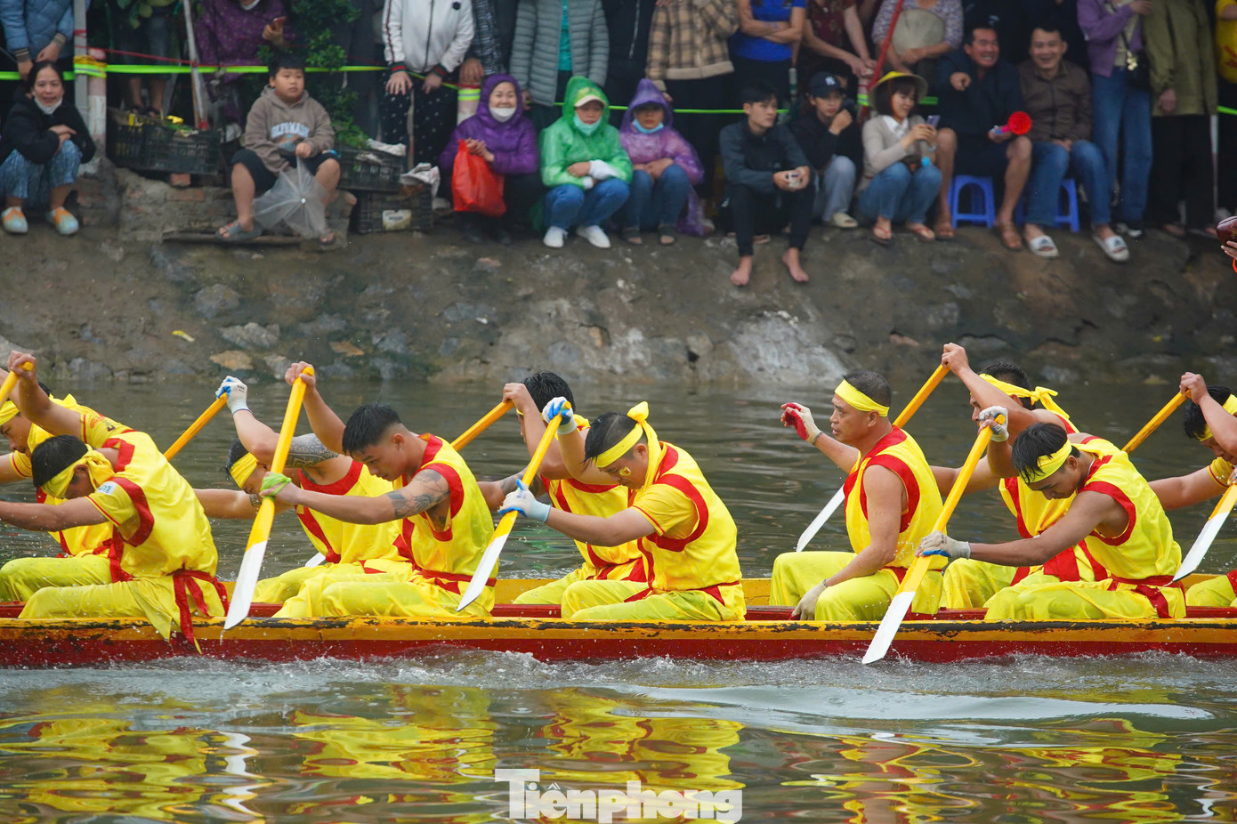Những cuộc tranh tài trên mặt nước không chỉ mang lại không khí sôi động mà còn thể hiện sự gắn bó với sông nước của cha ông bao đời nay. Lễ hội bơi Đăm đã tồn tại khoảng hơn 200 năm, là dịp để tri ân công đức của Đức thánh Bạch Hạc Tam Giang (tức Đào Trường), vị tướng giỏi của Hùng Duệ Vương đã có công hai lần đánh thắng giặc phương Bắc sang xâm lược.