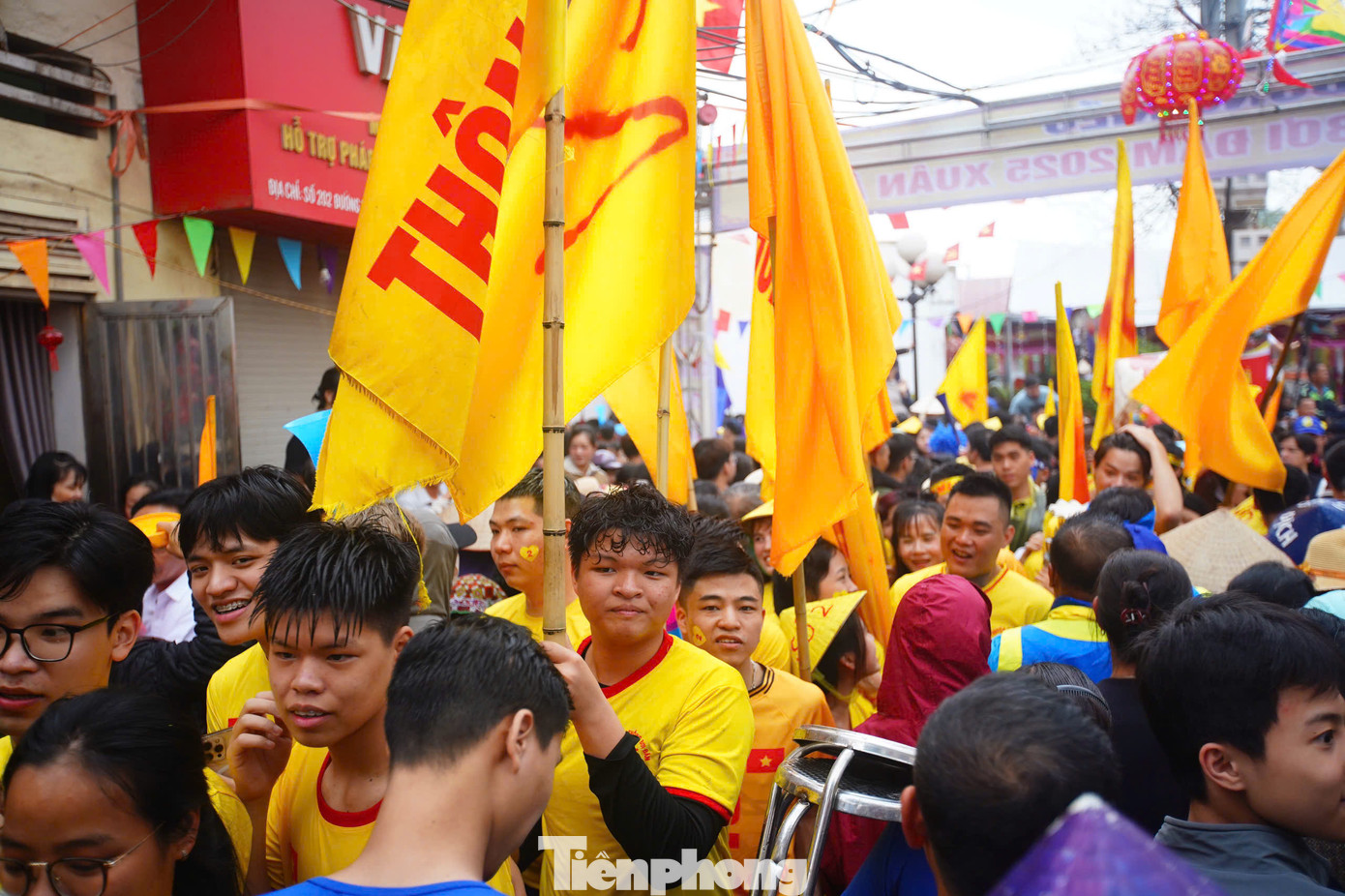Không khí tưng bừng, sục sôi của ngày hội át đi điều kiện thời tiết âm u, ẩm ướt của những ngày cuối xuân. "7 năm nay, lễ hội bơi Đăm mới được diễn ra trên dòng sông Pheo, bởi vậy, dù trời mưa nhưng chúng tôi vẫn có mặt từ sớm để theo dõi các đội bơi thi đấu", "Lễ hội truyền thống lớn của làng, chúng tôi không thể không tham dự", người dân làng Đăm chia sẻ.