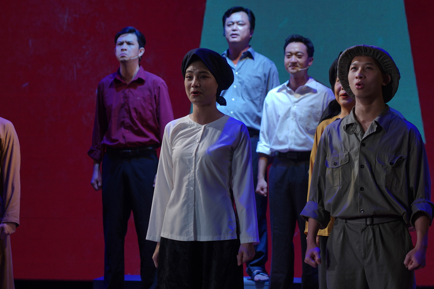 Vở Cafe bánh mì tái hiện tinh thần yêu nước và lòng quả cảm của người dân Việt Nam trong những ngày sục sôi trước Cách mạng Tháng Tám.